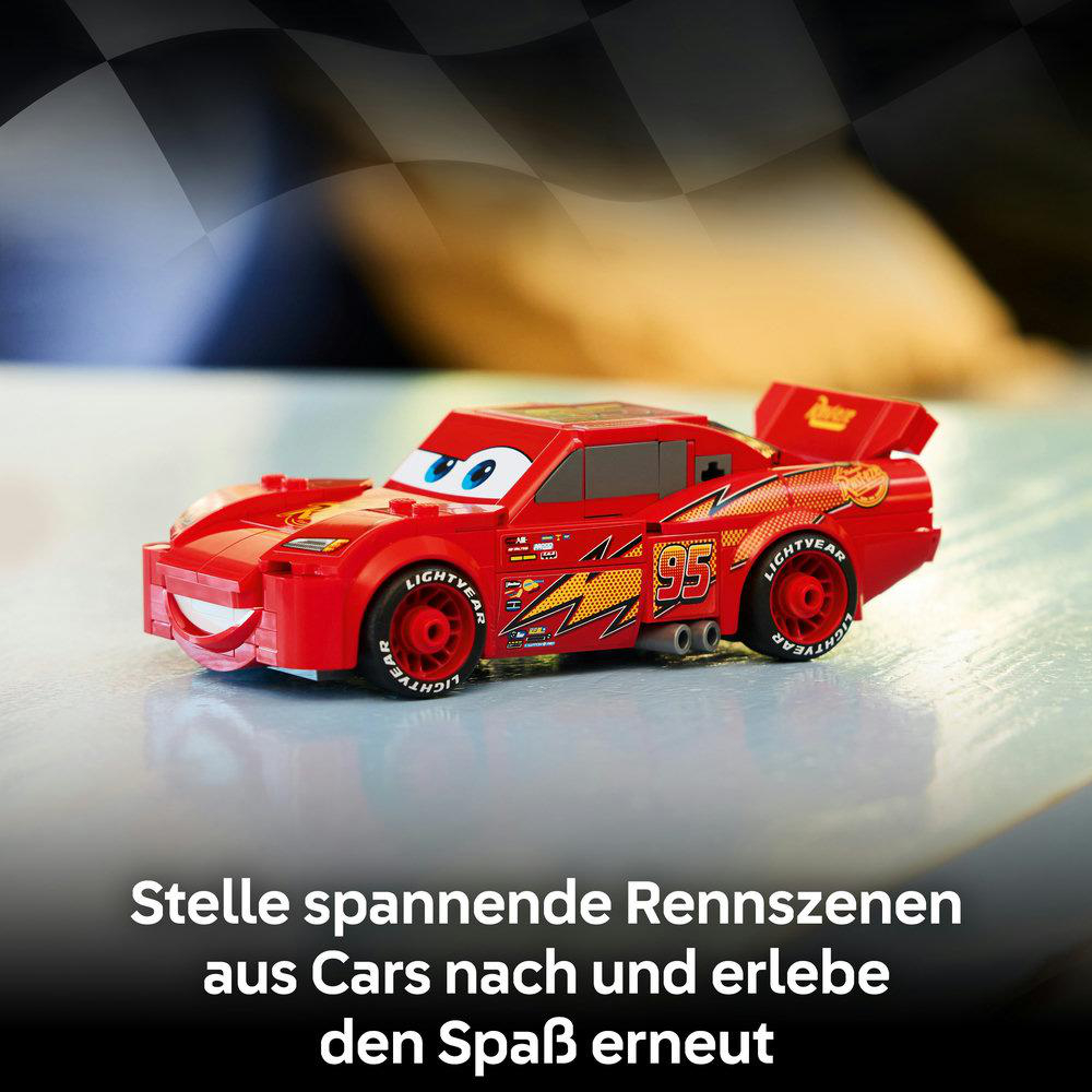 Ein rotes Lego-Auto mit der Nummer 95 und Lightning McQueen-Details.