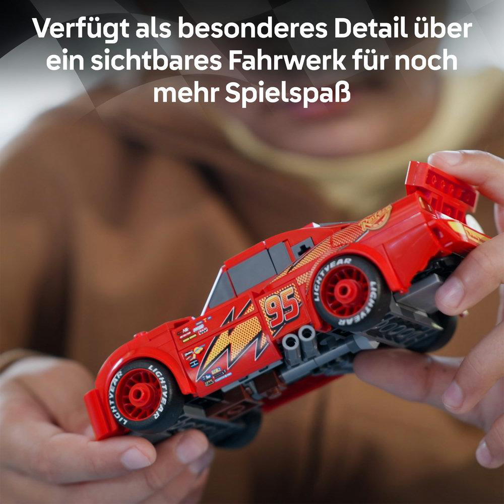 Ein rotes Spielzeugauto mit sichtbarem Fahrwerk und der Zahl 95.