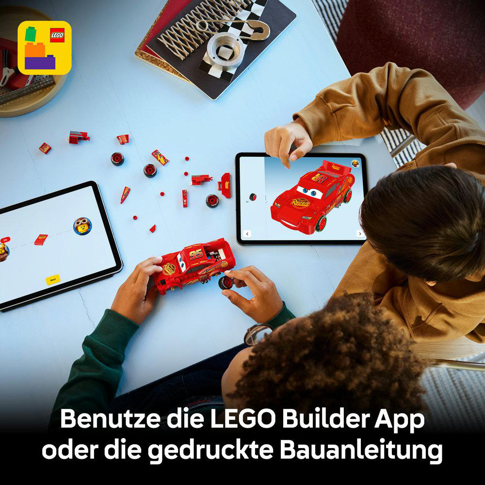 Kinder bauen einen roten Lego-Rennwagen mit Anleitungen auf Tablets.