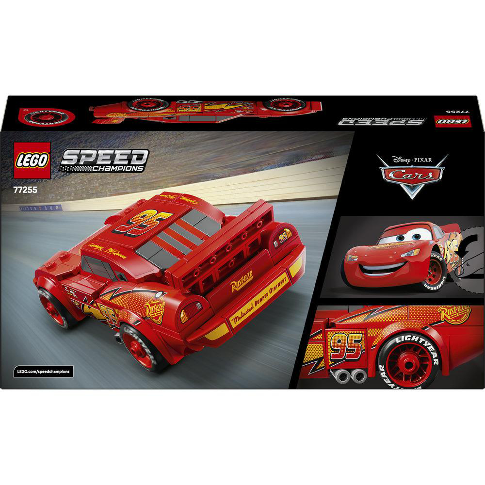 LEGO Speed Champions Lightning McQueen mit "Rusteze"-Aufklebern auf Rennstrecke.