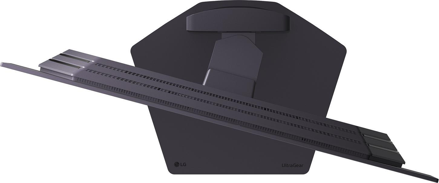 Ein dunkler LG UltraGear Monitor mit Lüftungsschlitzen auf einem Ständer.