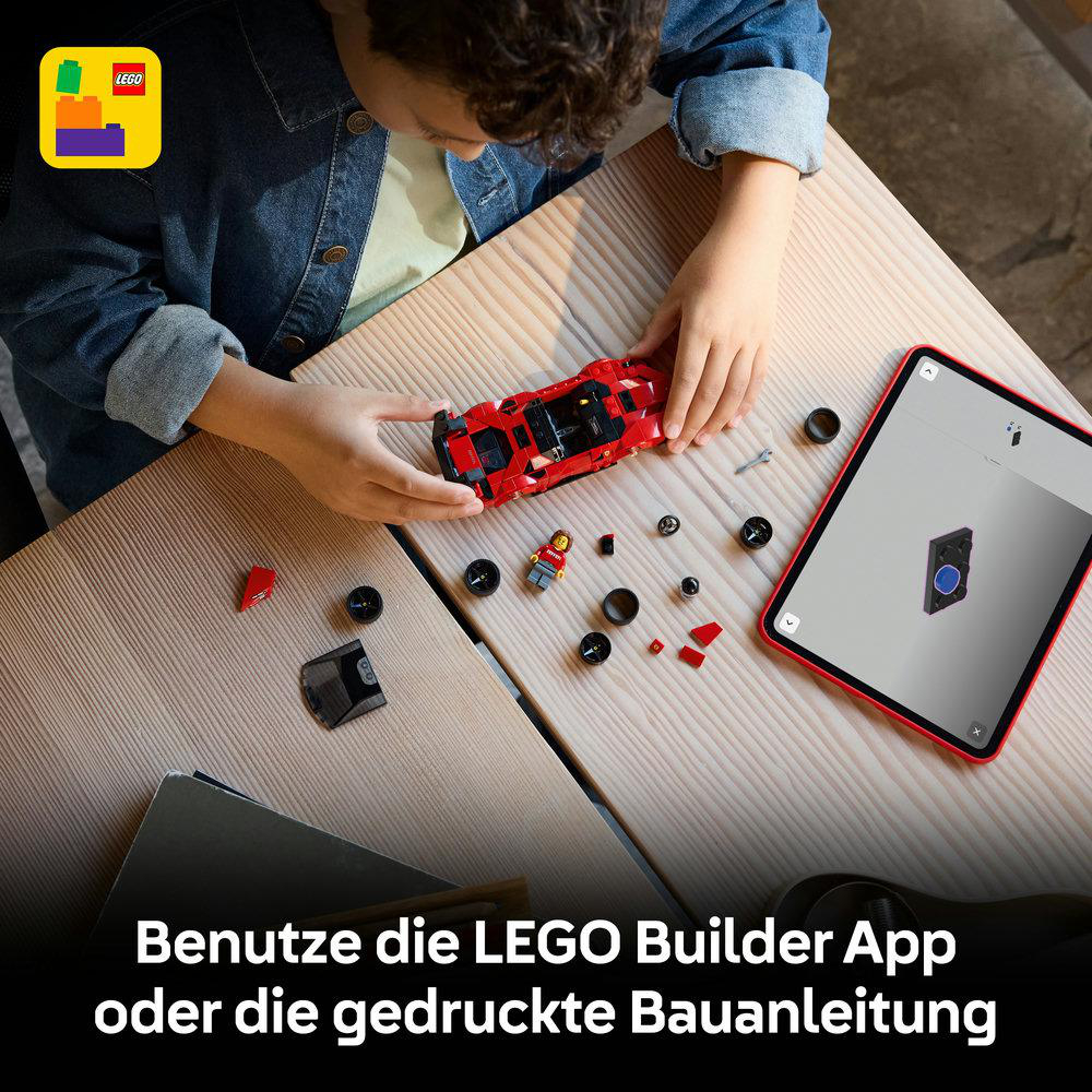 Kind baut roten Lego-Sportwagen, daneben Legosteine und Tablet mit App.
