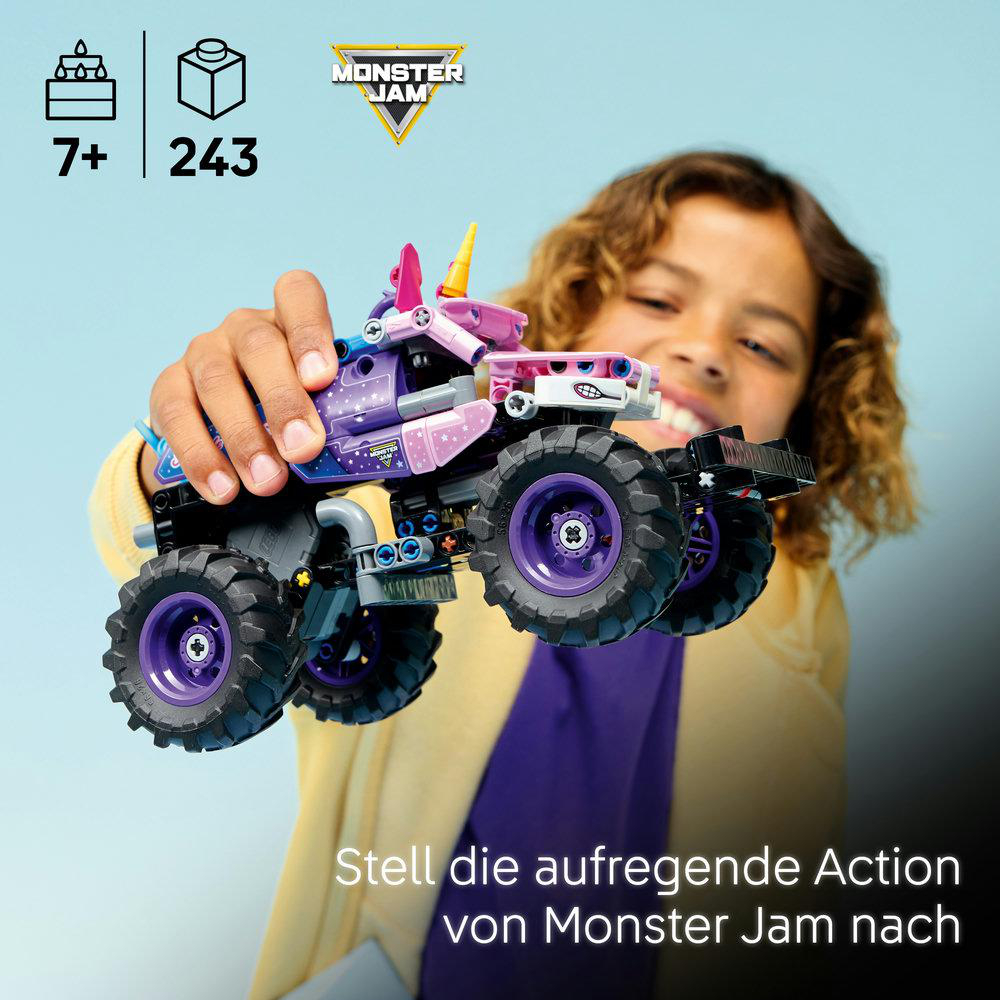 Ein Kind hält ein buntes Lego Monster Jam Spielzeugauto mit großen Rädern.