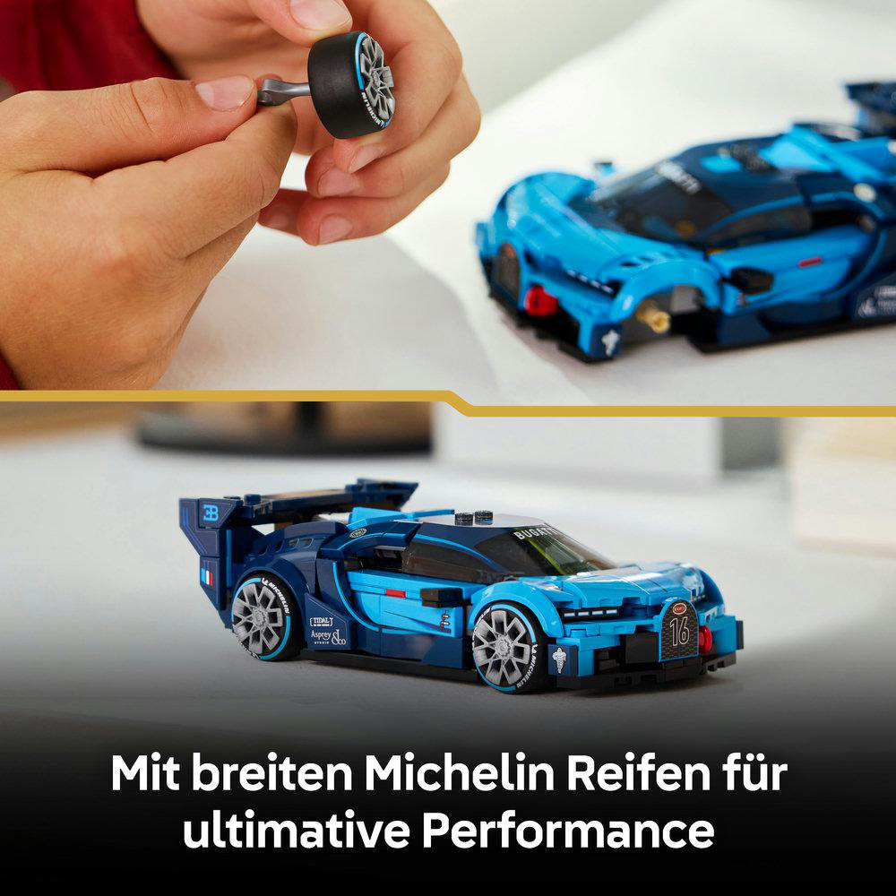 Ein hellblauer Bugatti-Rennwagen-Bausatz mit Michelin-Reifen.