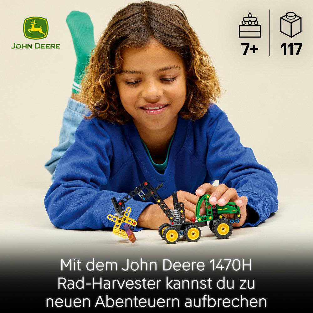Ein Kind spielt mit einem John Deere Bauspielzeug-Erntemaschinen-Modell.