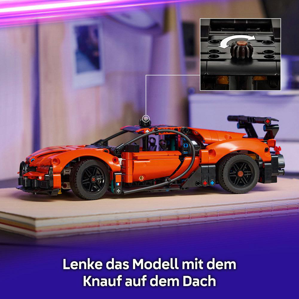 Ein oranges Lego-Sportwagenmodell mit einem Drehknopf oben, um es zu lenken.