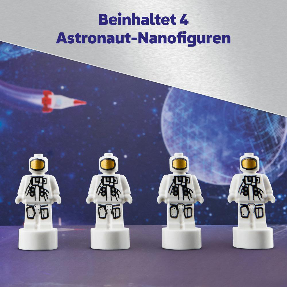 Vier weiße Astronauten-Nanofiguren mit Helmen und Anzügen stehen.