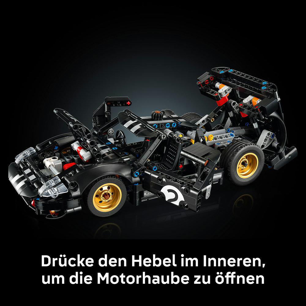Schwarzes Lego-Modellauto mit offenen Türen und geöffneter Motorhaube.