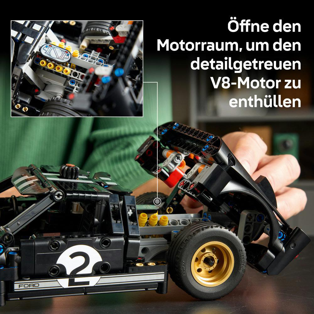 Ein detaillierter LEGO V8-Motor wird enthüllt, mit geöffneter Motorhaube. Ford-Logo.