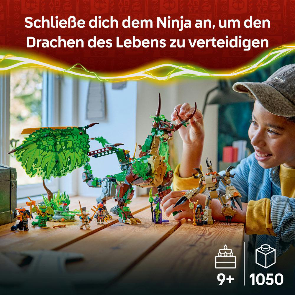 Ein Junge spielt mit Lego-Figuren und einem grünen Drachen-Bausatz.