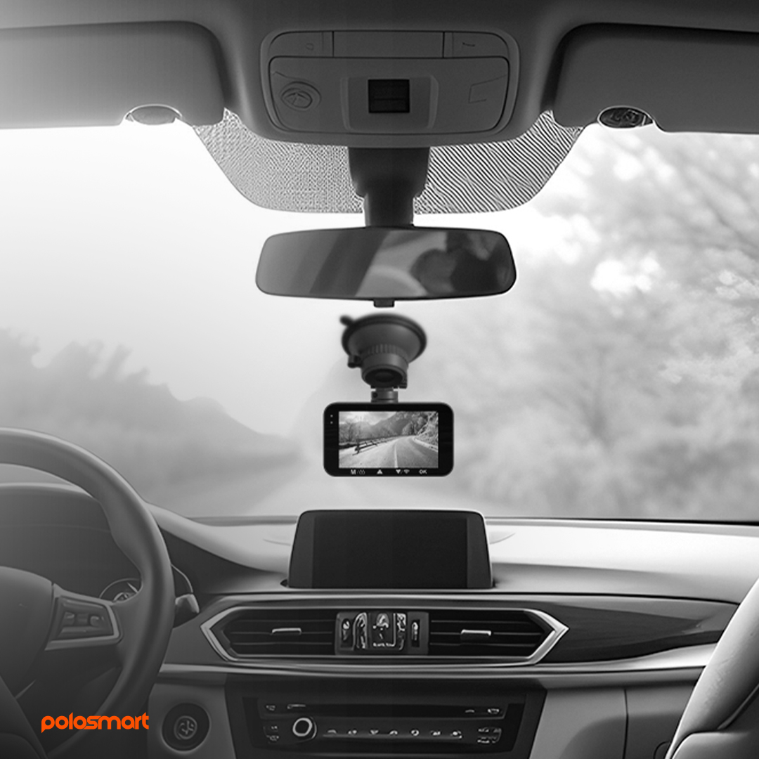 Dashcam, dikiz aynası ve navigasyon ekranı bulunan araba gösterge paneli.