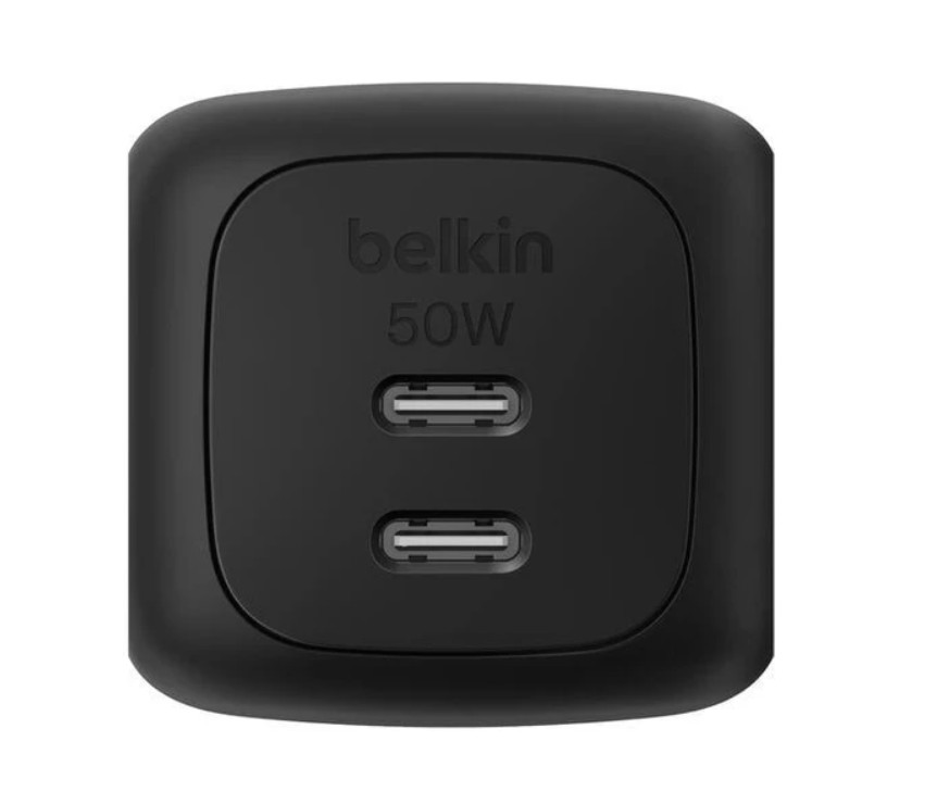 İki portlu siyah Belkin 50W USB-C adaptörü.
