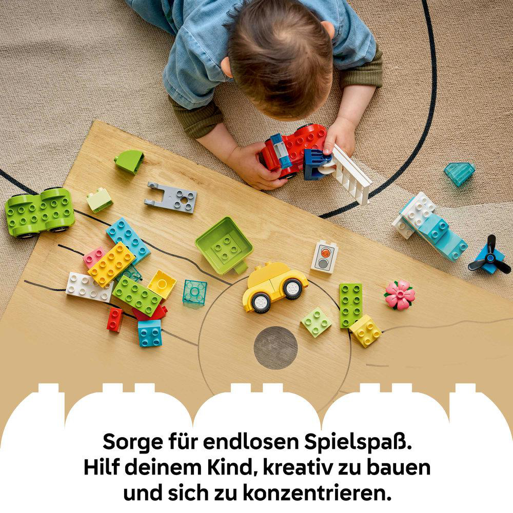 Ein Kind spielt mit bunten Bausteinen und einer gelben Spielfigur.