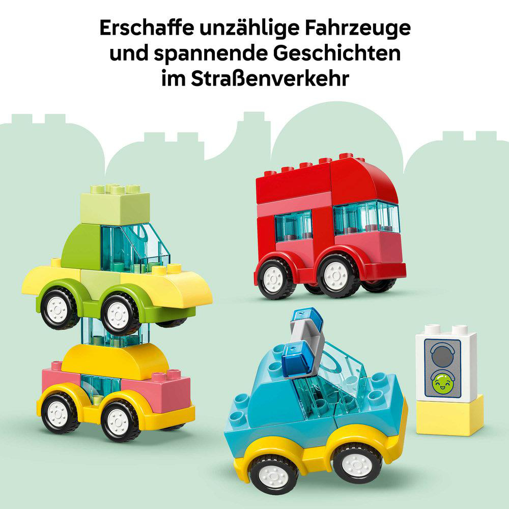 Bunte Lego-Fahrzeuge: ein blauer Polizeiwagen, ein roter Lkw, ein gelb-grüner und ein gelb-pinker Pkw.