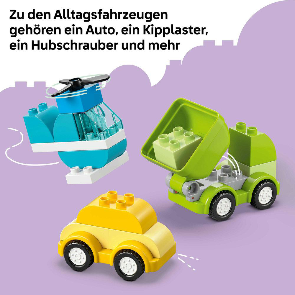 Ein Spielzeug-Helikopter, ein Kipper und ein Auto aus bunten Bausteinen.