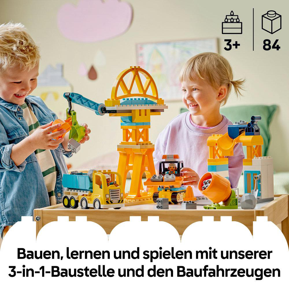 Kinder spielen mit bunten Lego-Baufahrzeugen und einem Kran. 3+ 84 Teile.