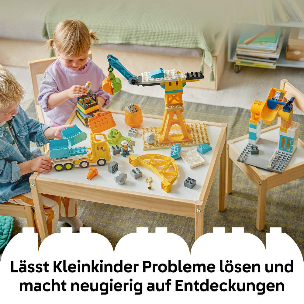 Zwei Kinder bauen mit bunten Bausteinen eine Baustelle nach.