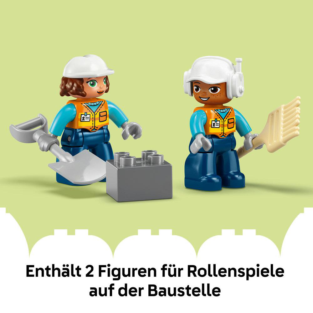 Zwei Lego-Figuren mit Bauwerkzeugen und Bausteinen auf hellem Hintergrund.