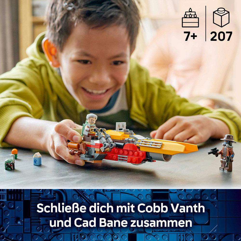 Ein Junge spielt mit einem Lego-Raumschiff-Set mit Figuren.