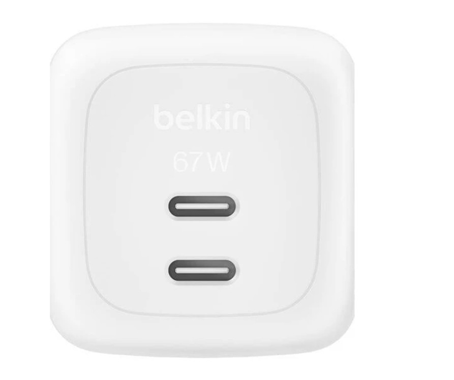 Beyaz Belkin 67W çift USB-C portlu şarj cihazı.
