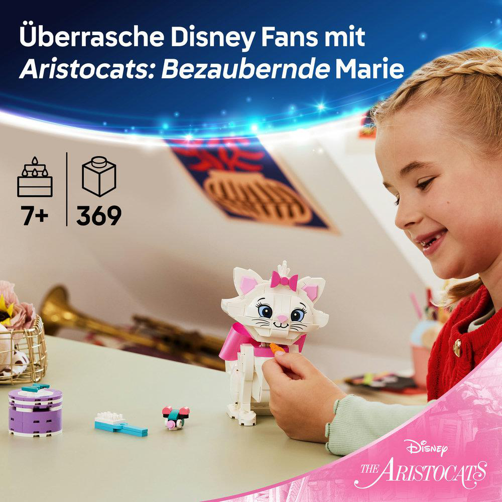 Ein Mädchen baut eine LEGO Marie Katze, neben einem lila Turm und Spielzeug.
