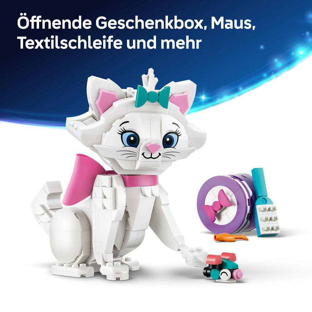 Ein weißer Katzenbaustein mit rosa Schleife und Maus-Zubehör.