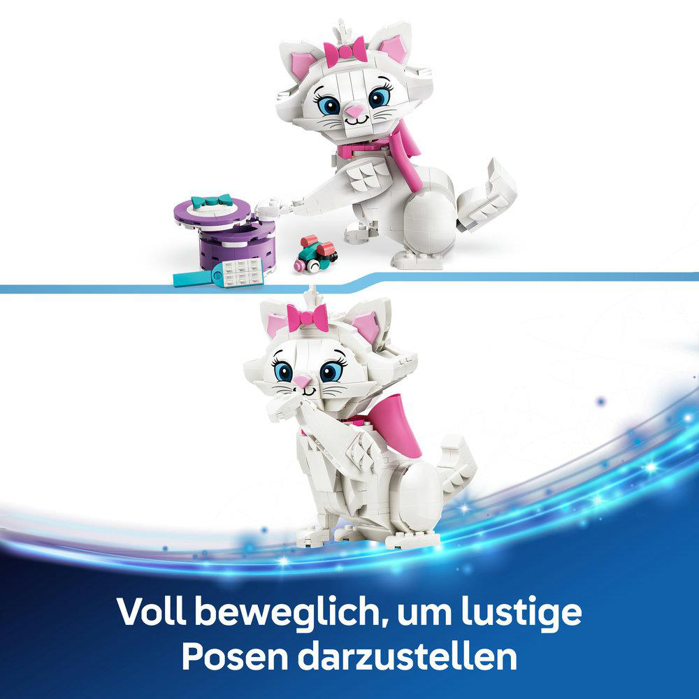 Weiße Katzenfiguren aus Bausteinen, eine sitzt, eine steht.