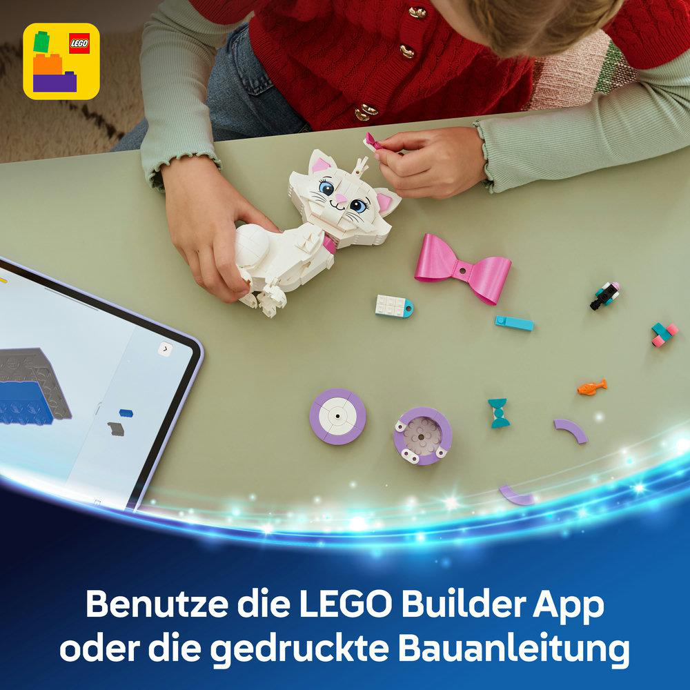 Kind baut eine weiße LEGO-Katze mit einem rosa Halsband, Teile liegen auf dem Tisch.