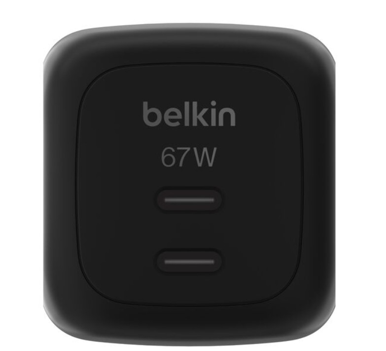 İki portlu siyah Belkin 67W USB-C şarj cihazı.