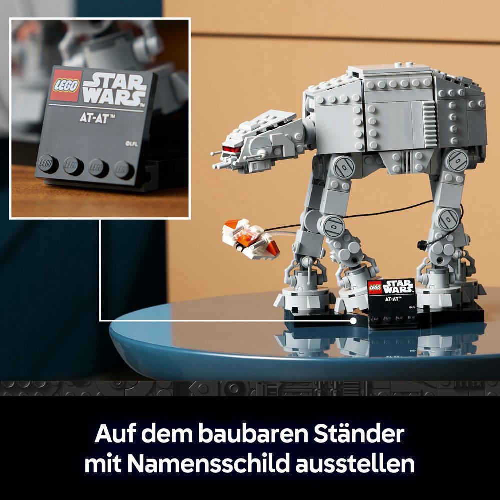 Grauer LEGO AT-AT Walker mit Snowspeeder auf einem Ständer mit Namensschild.