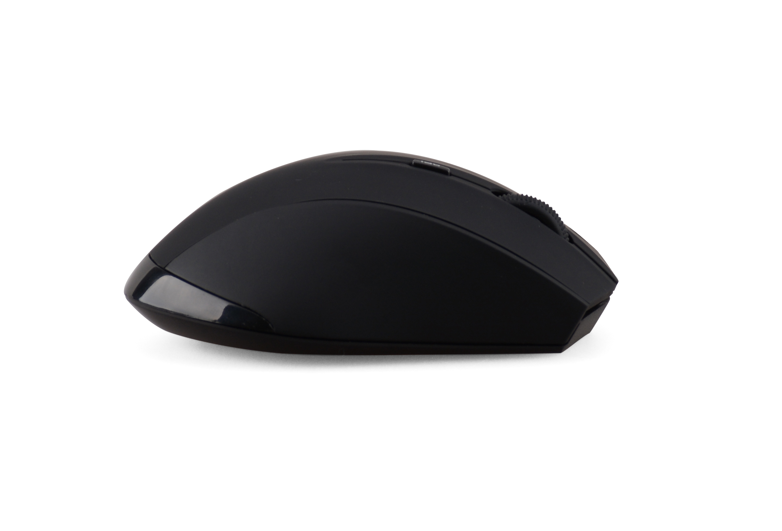 Czarna mysz komputerowa z kółkiem przewijania, na białym tle.