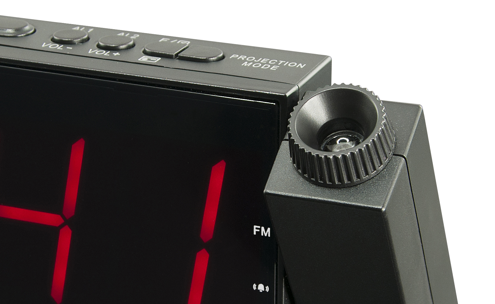 Zbliżenie czarnego budzika projekcyjnego z czerwonym wyświetlaczem cyfrowym i przyciskami.