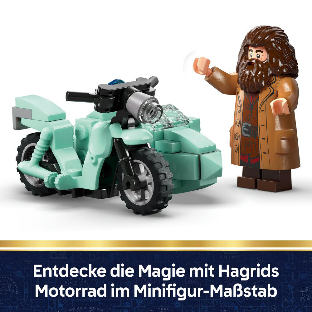 Hagrid steht neben einem mintgrünen Motorrad mit Beiwagen aus Lego.
