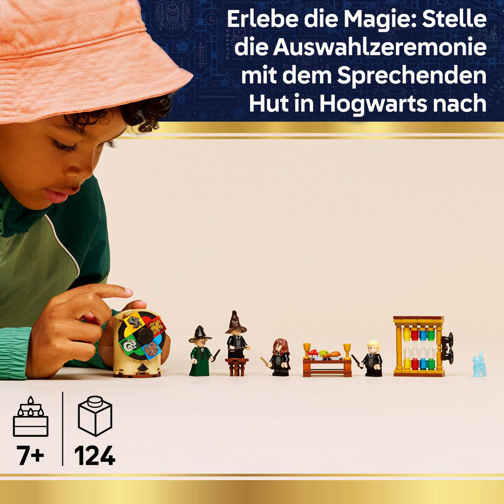 Ein Kind spielt mit Lego-Figuren aus Harry Potter, die den Sprechenden Hut zeigen.
