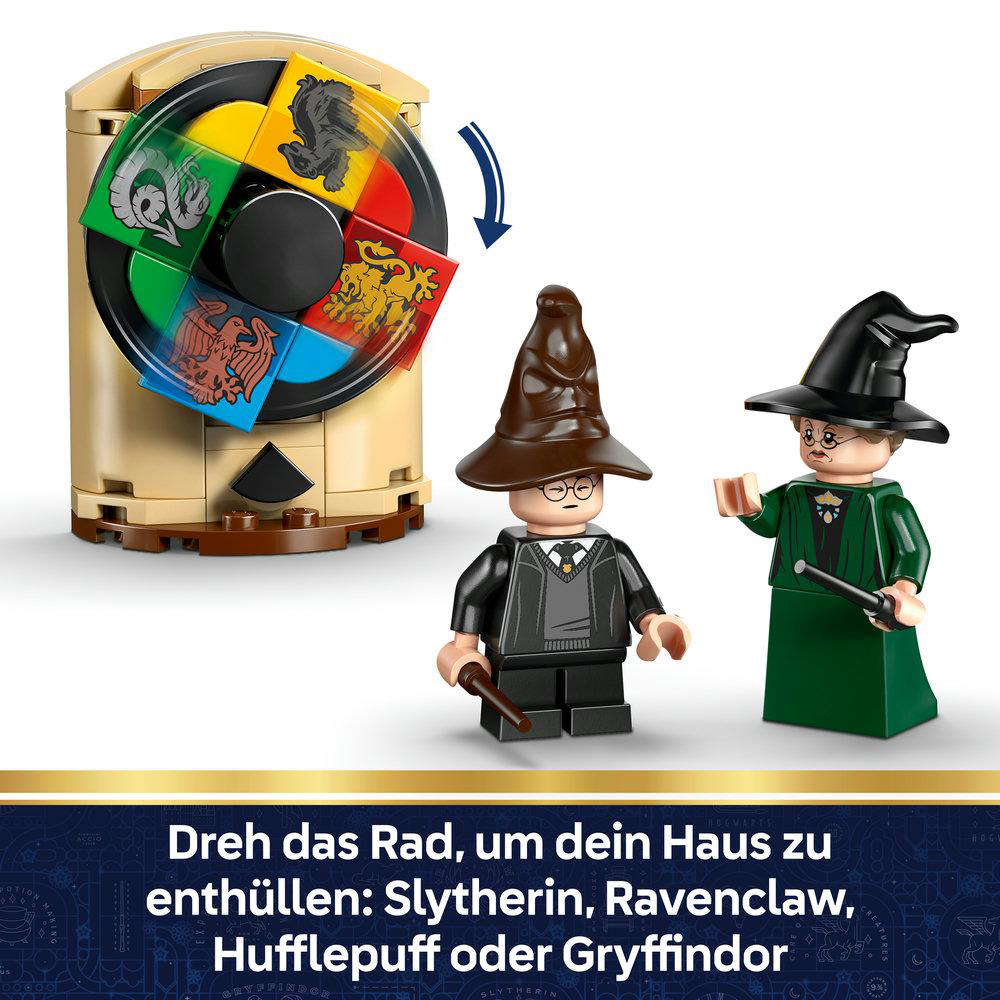 Zwei Lego-Figuren stehen vor einem drehenden Rad mit Hauswappen.