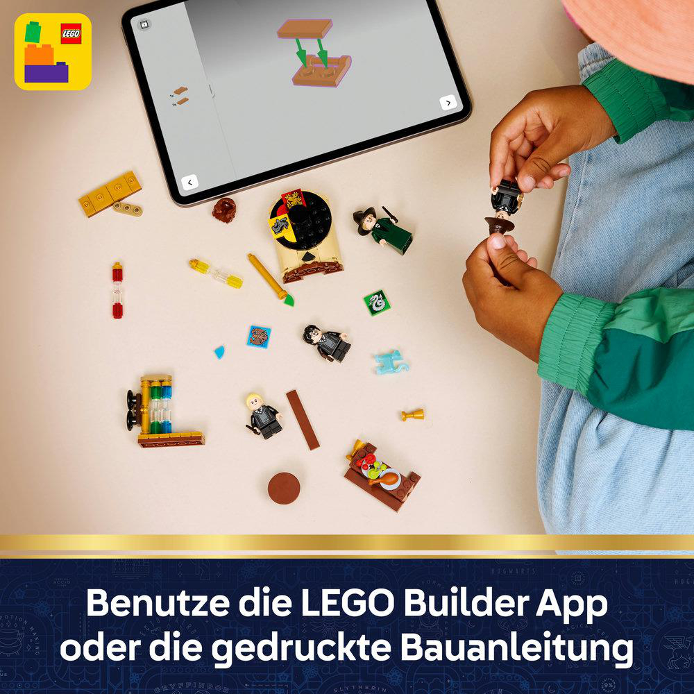 Kind baut LEGO mit Tablet-Anleitung. Viele kleine Figuren und Teile liegen herum.