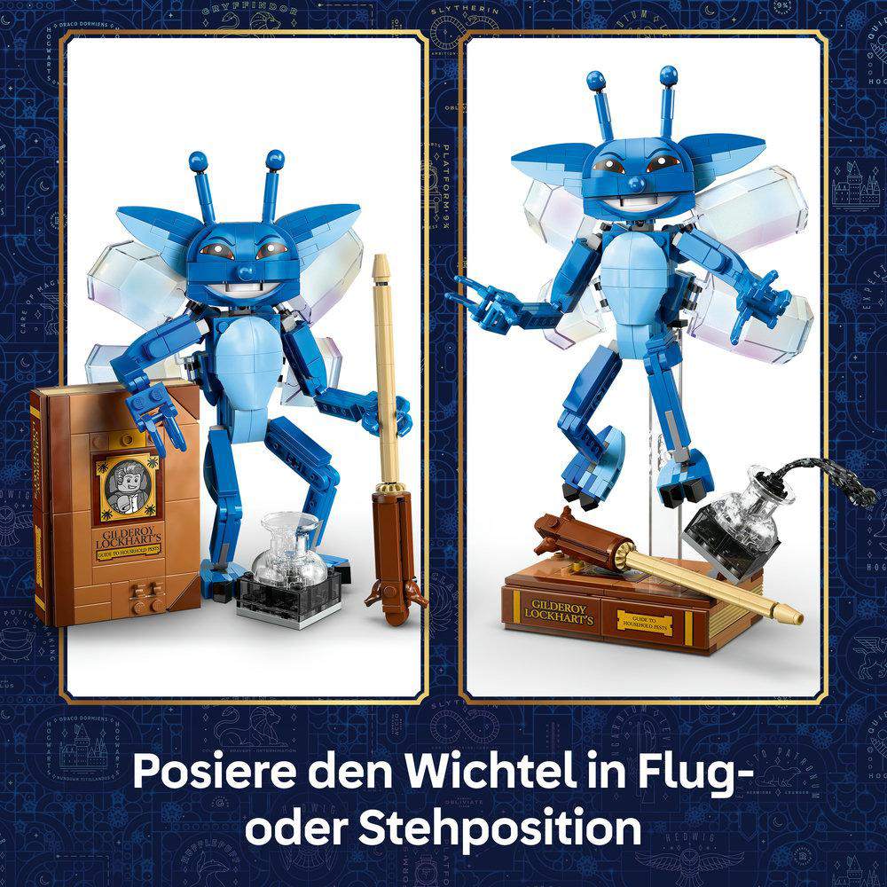 Blauer Lego-Wichtel mit Flügeln neben Buch und Federkiel.