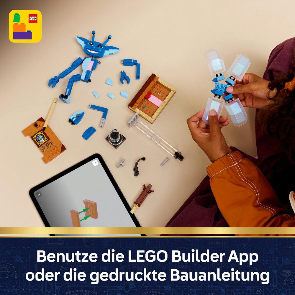Kind baut LEGO mit App auf Tablet, blaue Figur und Teile liegen herum.