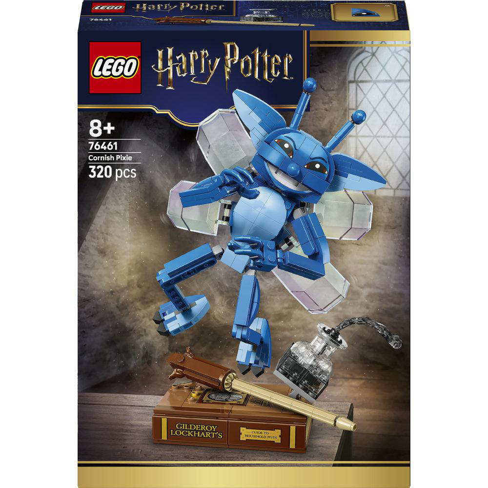 Ein blauer LEGO Cornish Pixie mit Flügeln, neben Gilderoy Lockharts Buch und Tintenfass.