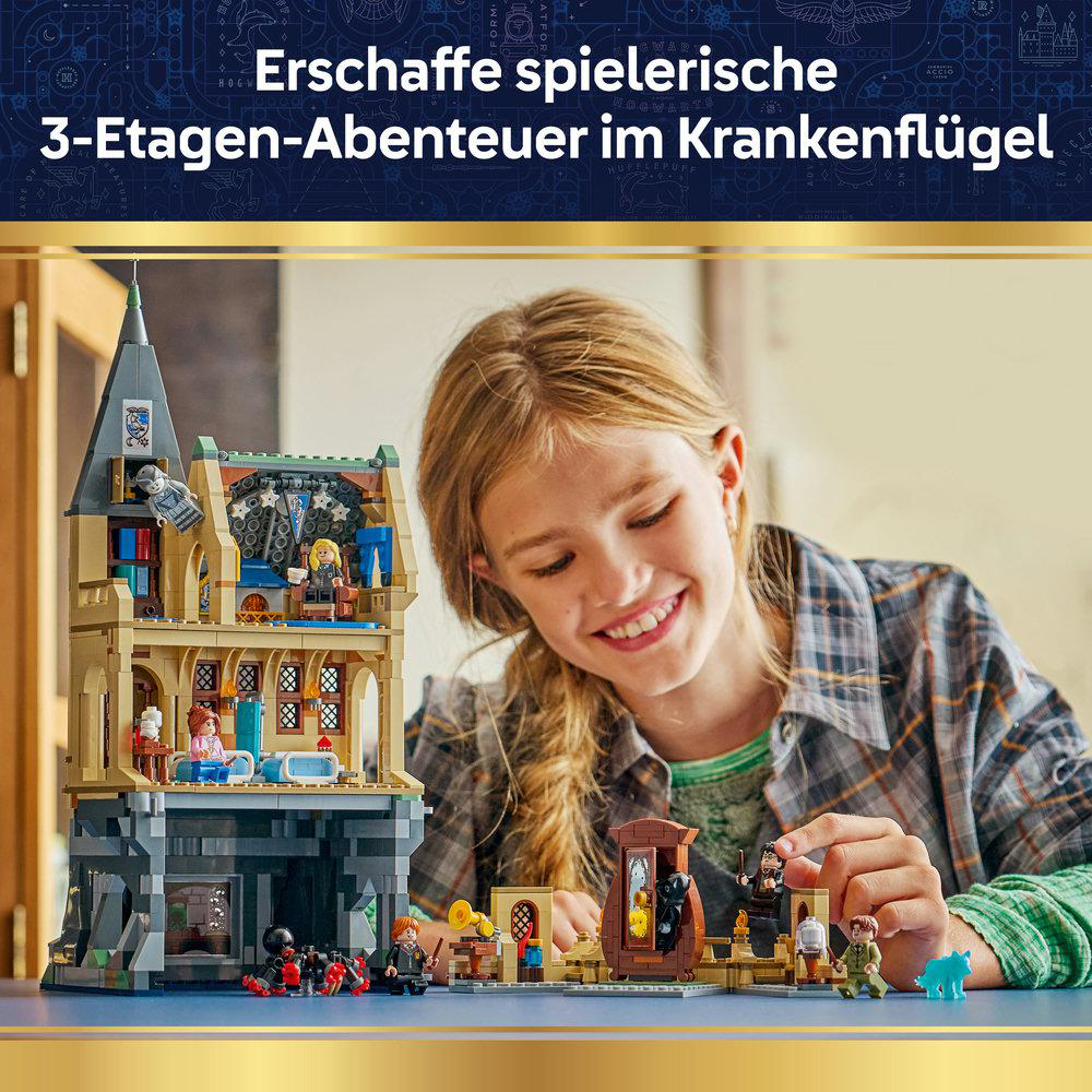 Mädchen baut Lego-Schloss mit Figuren und Zubehör vor blauem Hintergrund.
