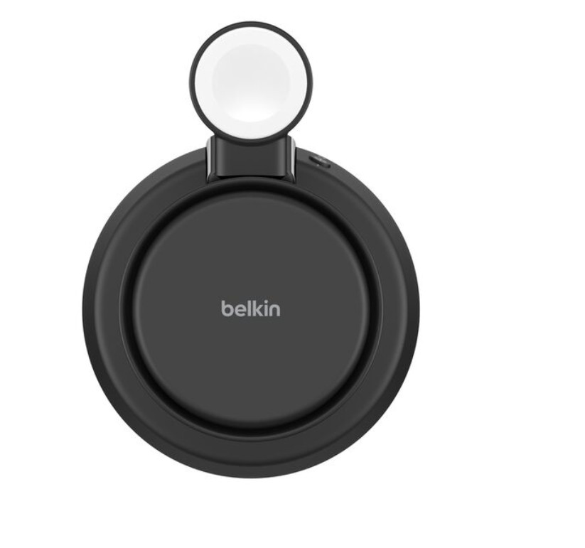Üstünde beyaz bir daire bulunan siyah bir Belkin şarj cihazı.