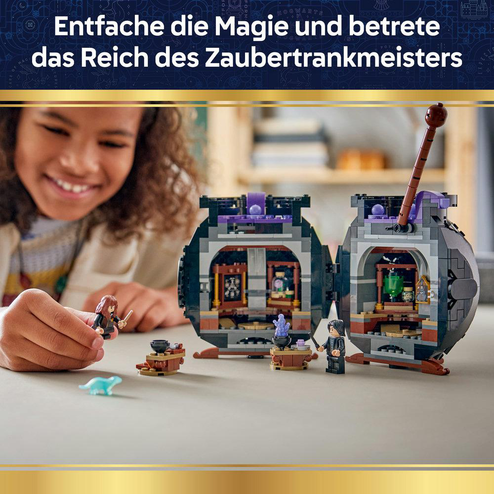 Kind spielt mit Lego-Zaubertrank-Kesseln und Figuren. Detailreich.