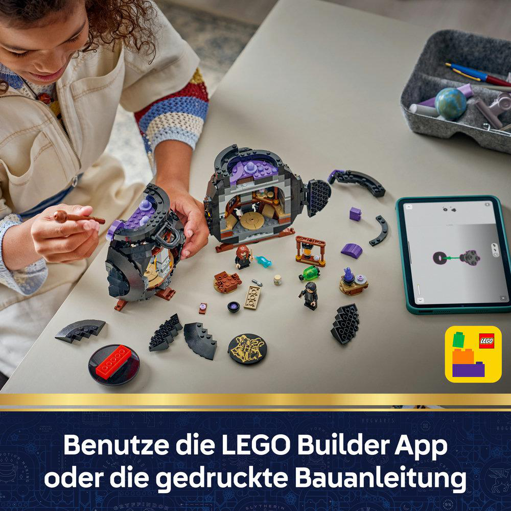 Kind baut Lego Harry Potter mit Anleitung auf Tablet.