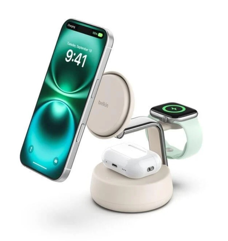 Bir iPhone, Apple Watch ve AirPods bir stantta şarj oluyor.