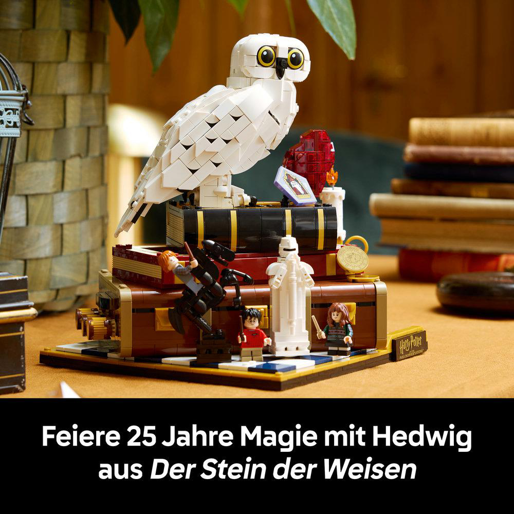 LEGO Harry Potter Hedwig mit Figuren, Büchern und einer magischen Szene.