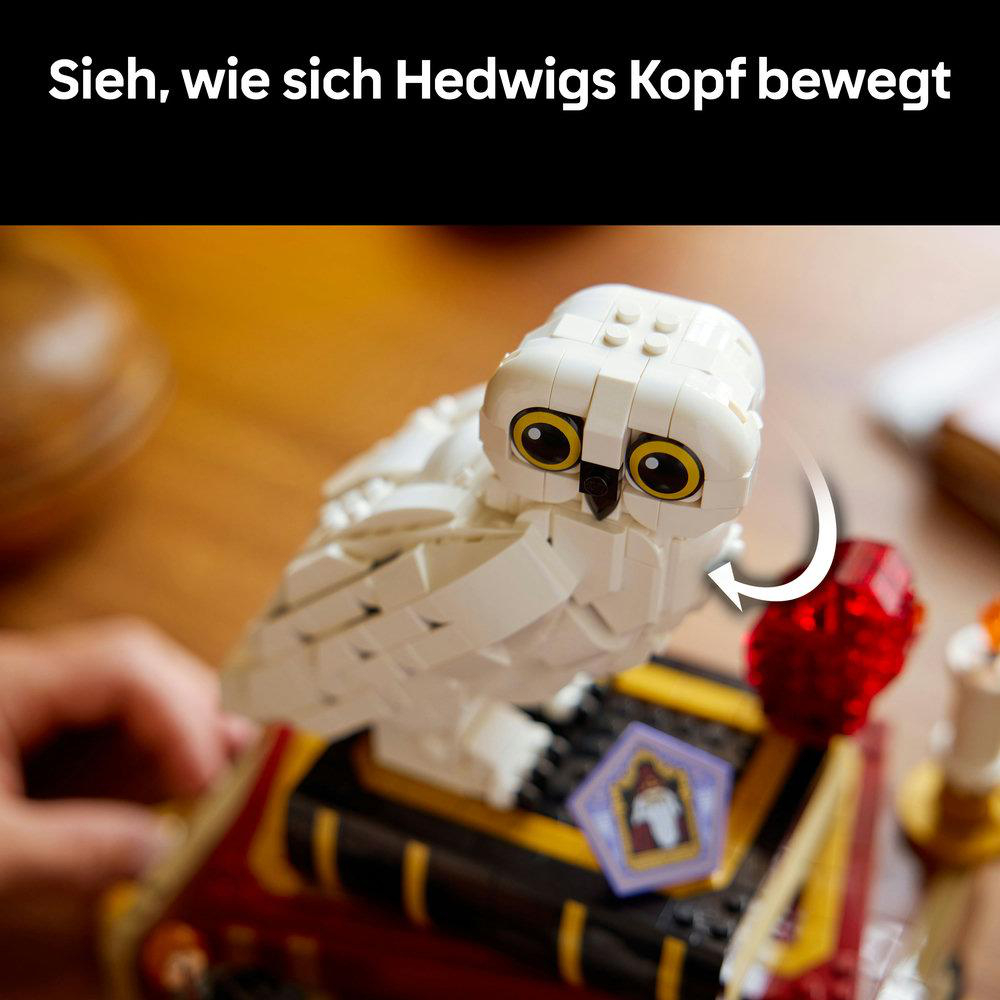 Ein weißer Lego-Eulen-Bausatz auf einem Buch mit einem roten Juwel.