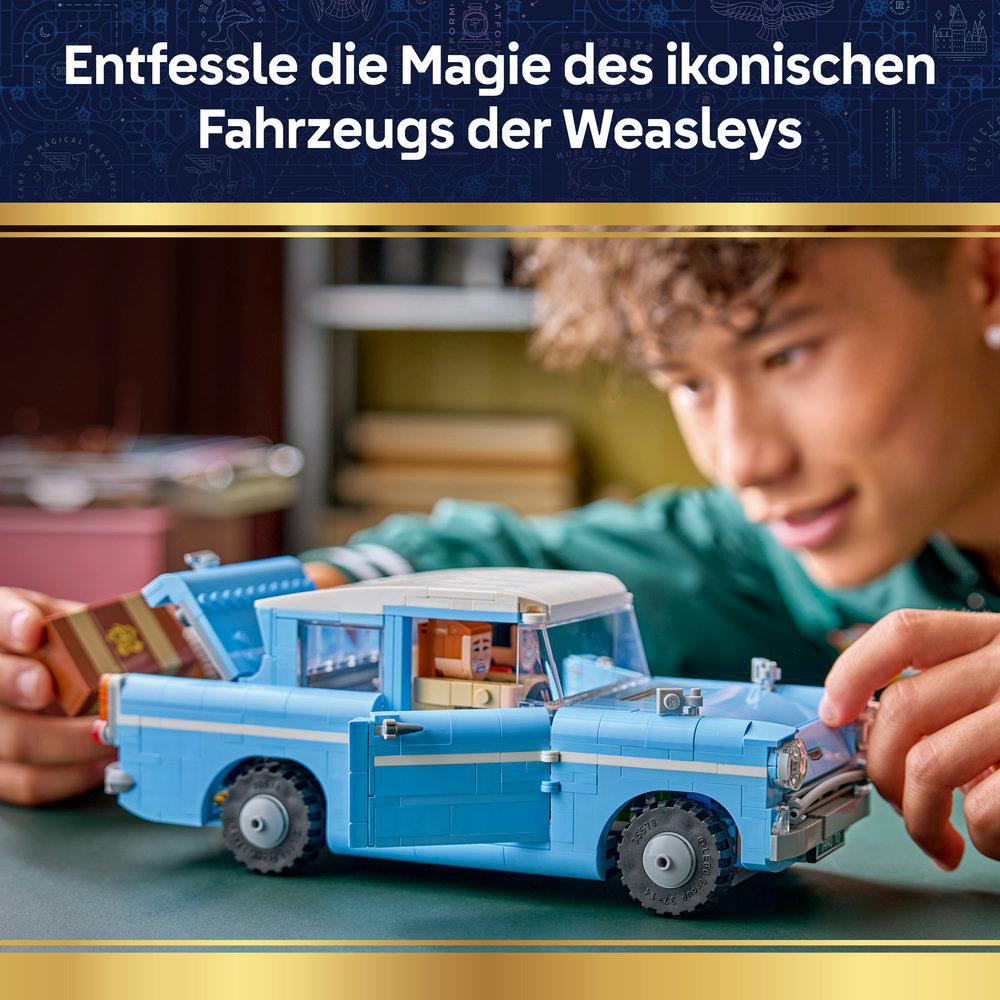 Ein junger Mann baut einen blauen Lego-Wagen mit dem Titel "Entfessle die Magie".