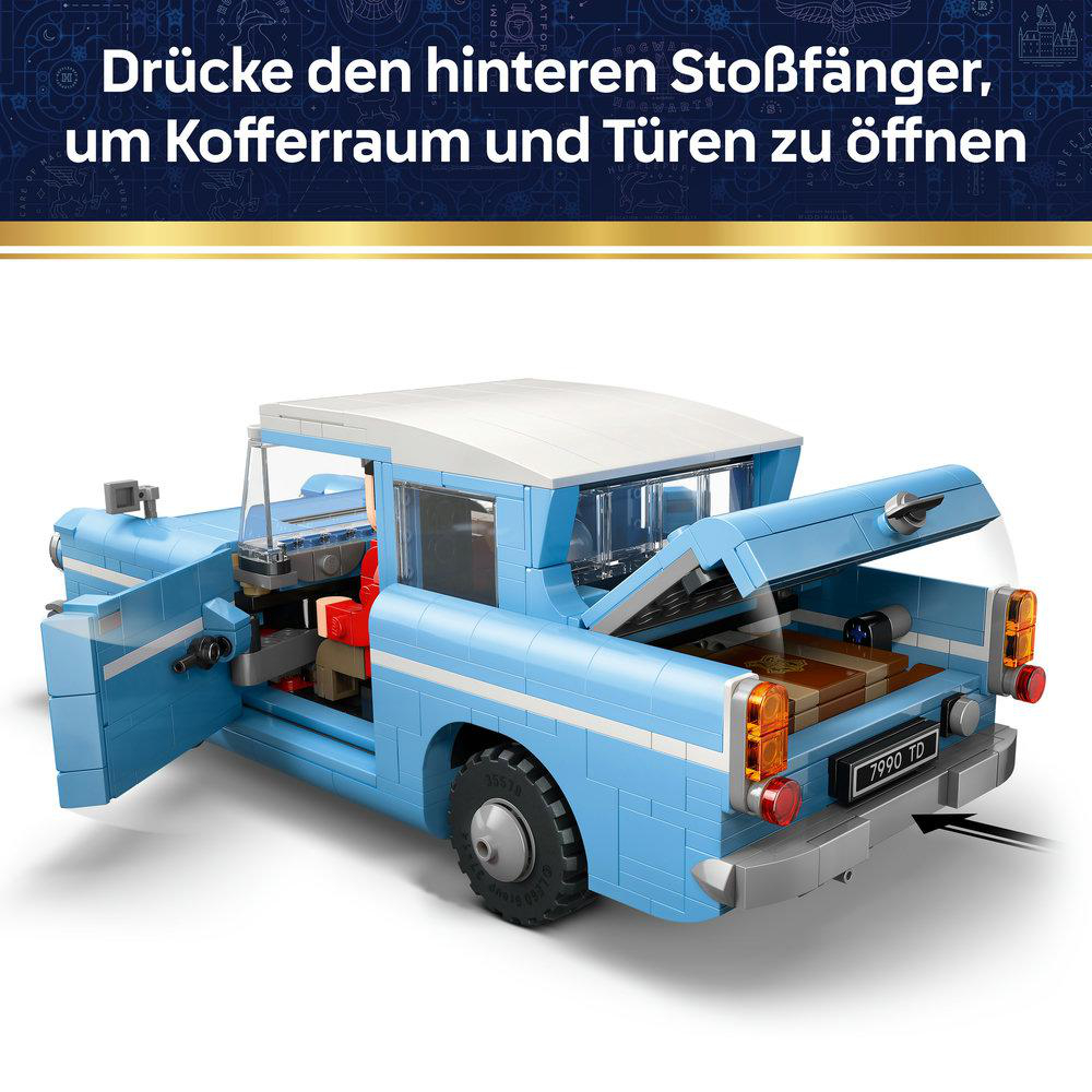 Ein hellblaues Lego-Auto mit offenen Türen und Kofferraum.