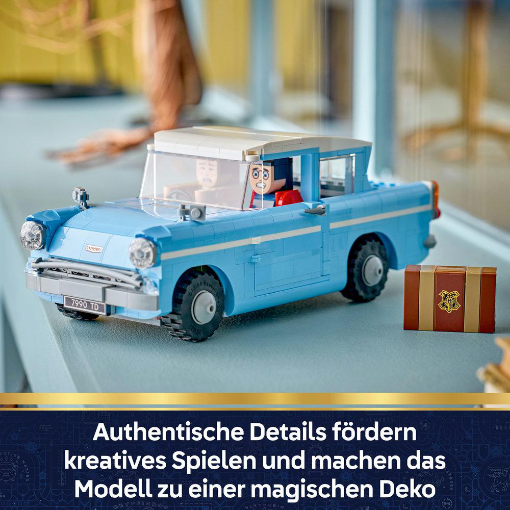 Ein blaues Lego-Auto mit zwei Figuren und einem Koffer.