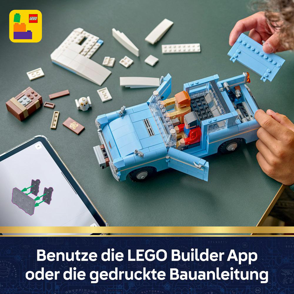 Ein blauer LEGO-Wagen wird zusammengebaut. Teile und Tablet liegen daneben.